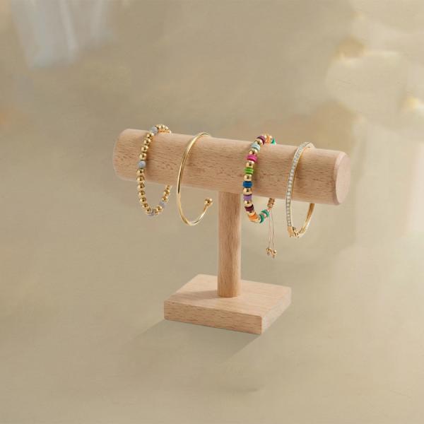 Luxury Gold Rings and Bracelet Fashion - graphicpicker.com
